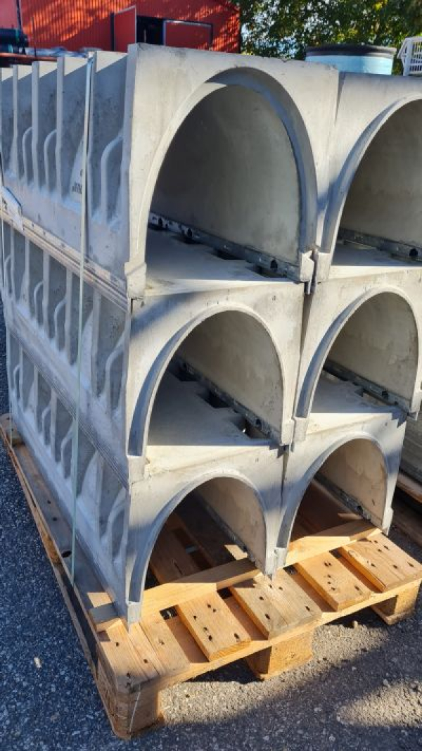 HPC. kerámiabeton felszíni vízelvezető folyóka,  DN300 mm D400 terhelésre, öntöttvas ráccsal, horganyzott tokkal, lejtés nélkül.